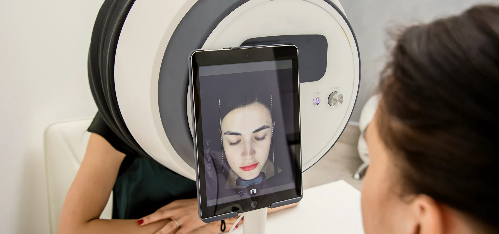 Femme recevant une analyse de peau avec l'appareil Visia