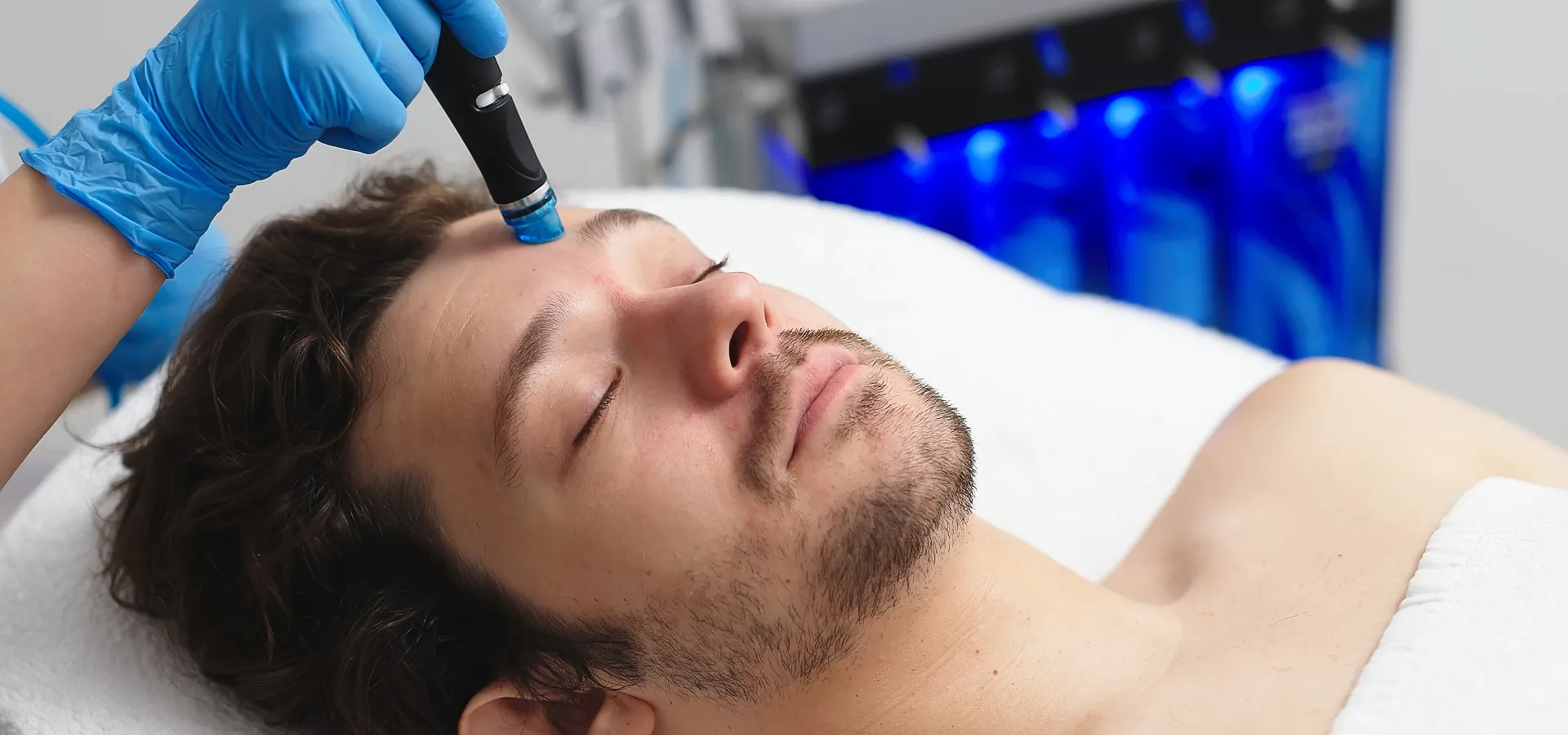 Homme recevant un traitement de microdermabrasion