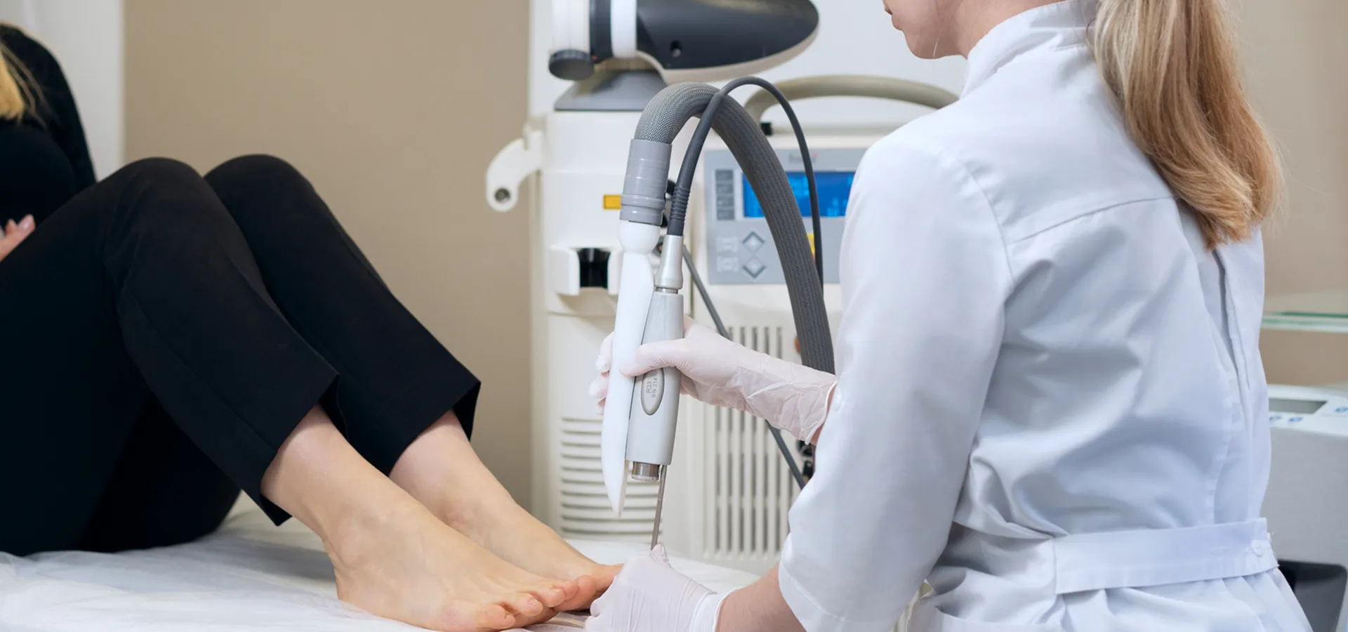 Femme se faisant traiter une onychomycose au laser