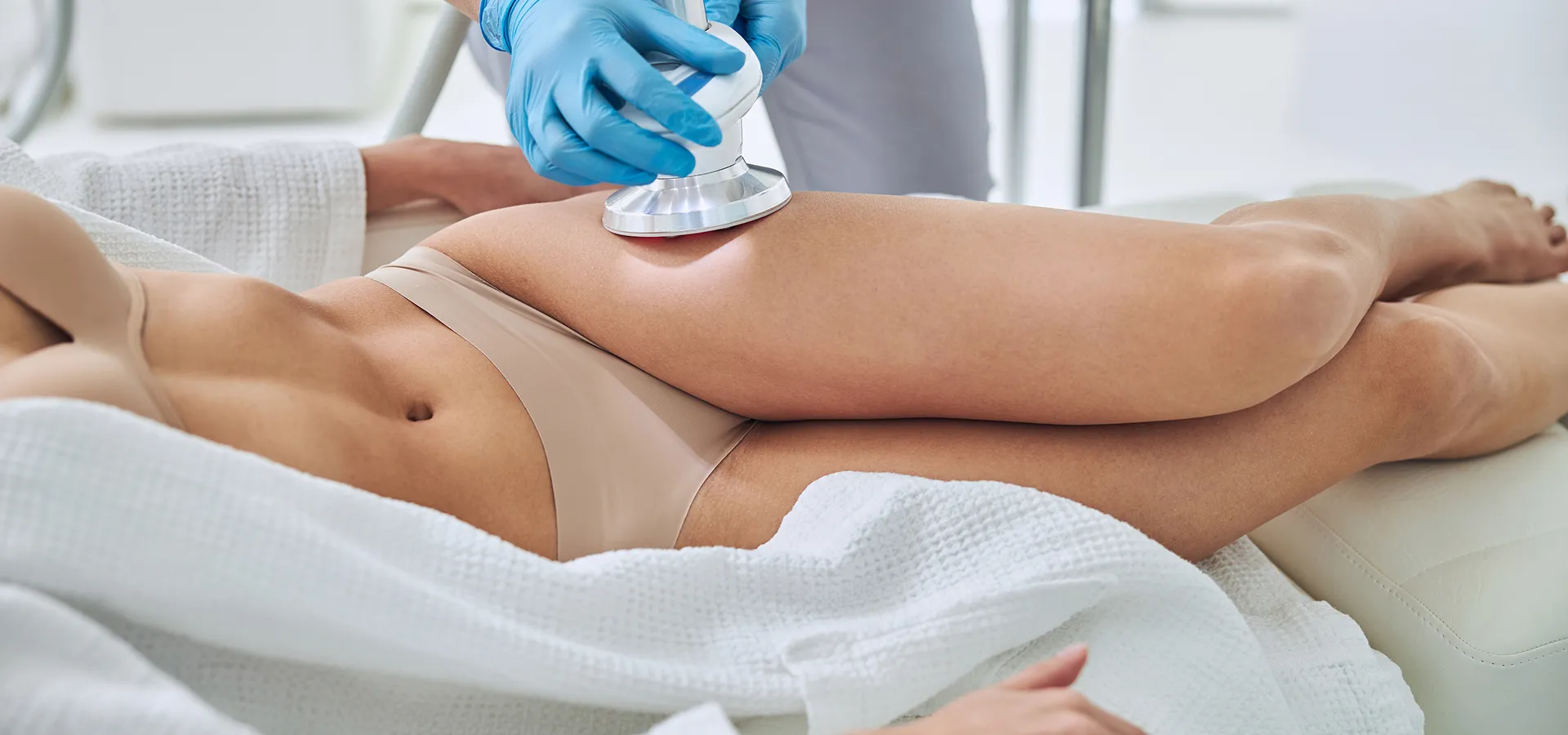 Femme recevant un traitement de raffermissement de la peau au niveau des jambes