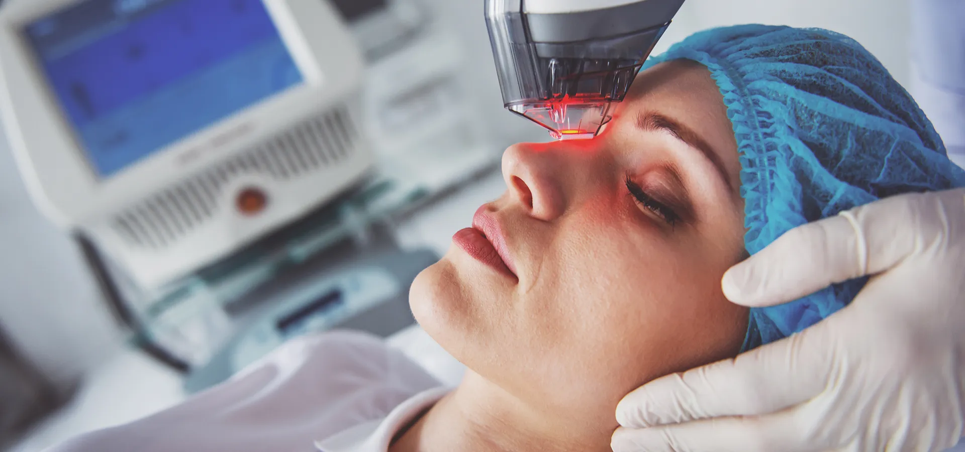 Femme recevant un traitement pour les cernes sous les yeux