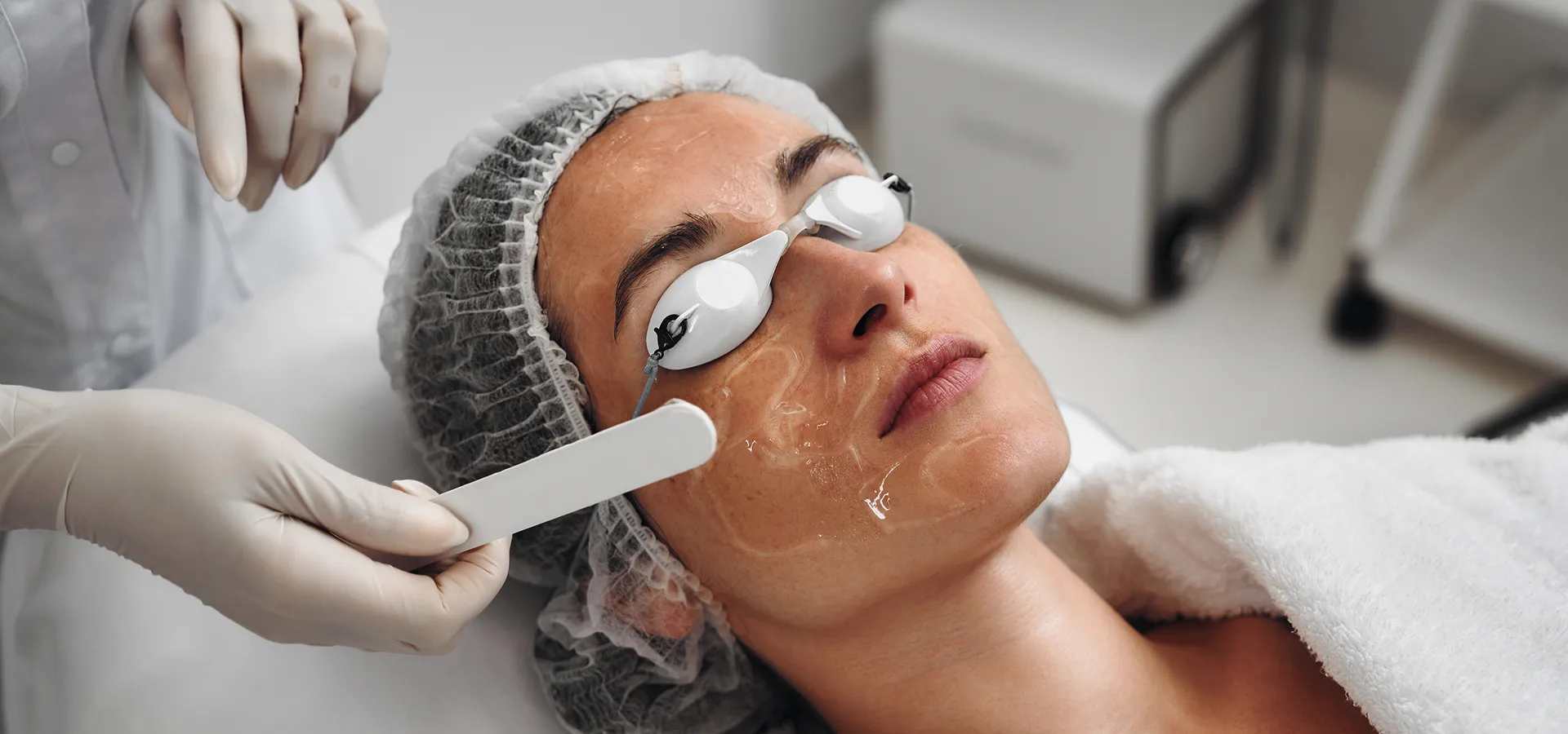 Femme recevant un soin du visage professionnel