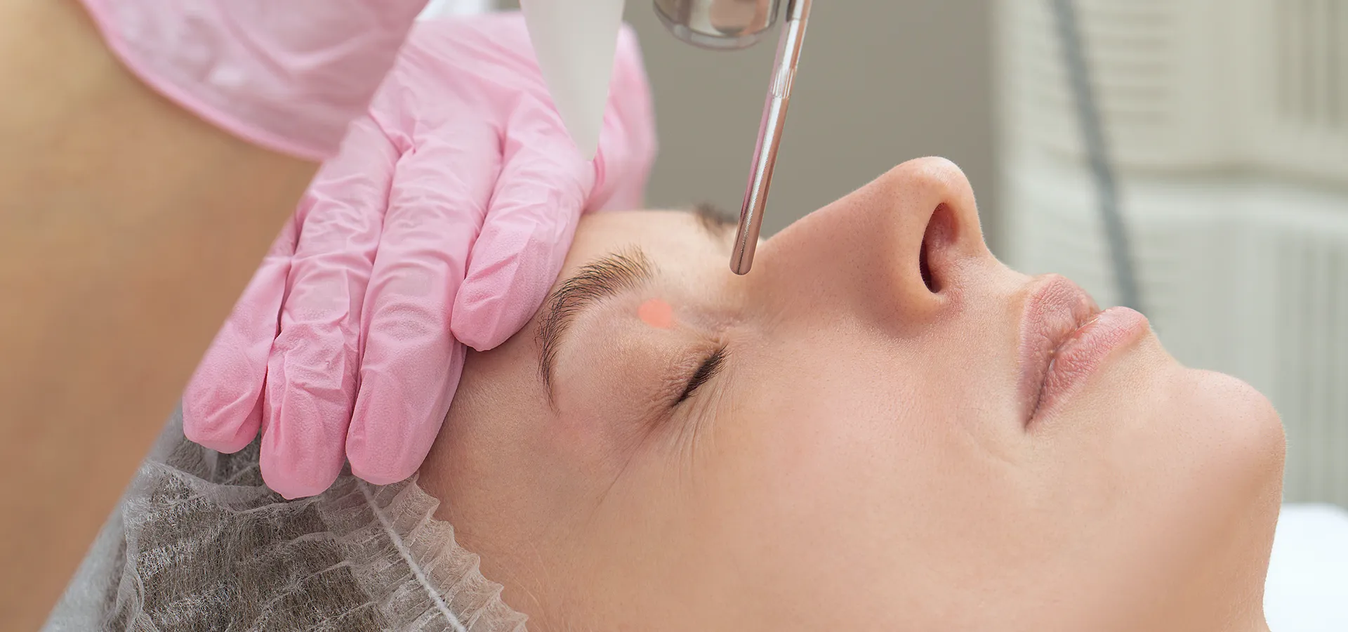 Gros plan sur les yeux d'une femme recevant un soin des paupières